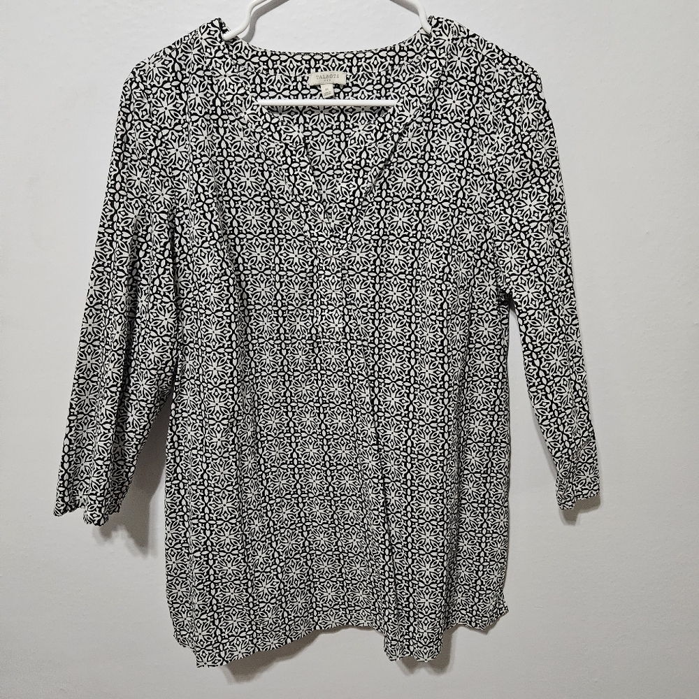 Talbots Woman Med. Blouse Black & White Geometric Pattern V Neck Popover Style
